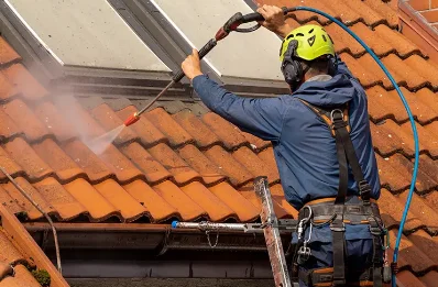 Démoussage et hydrofuge de toiture à Sainte-Mère-Église